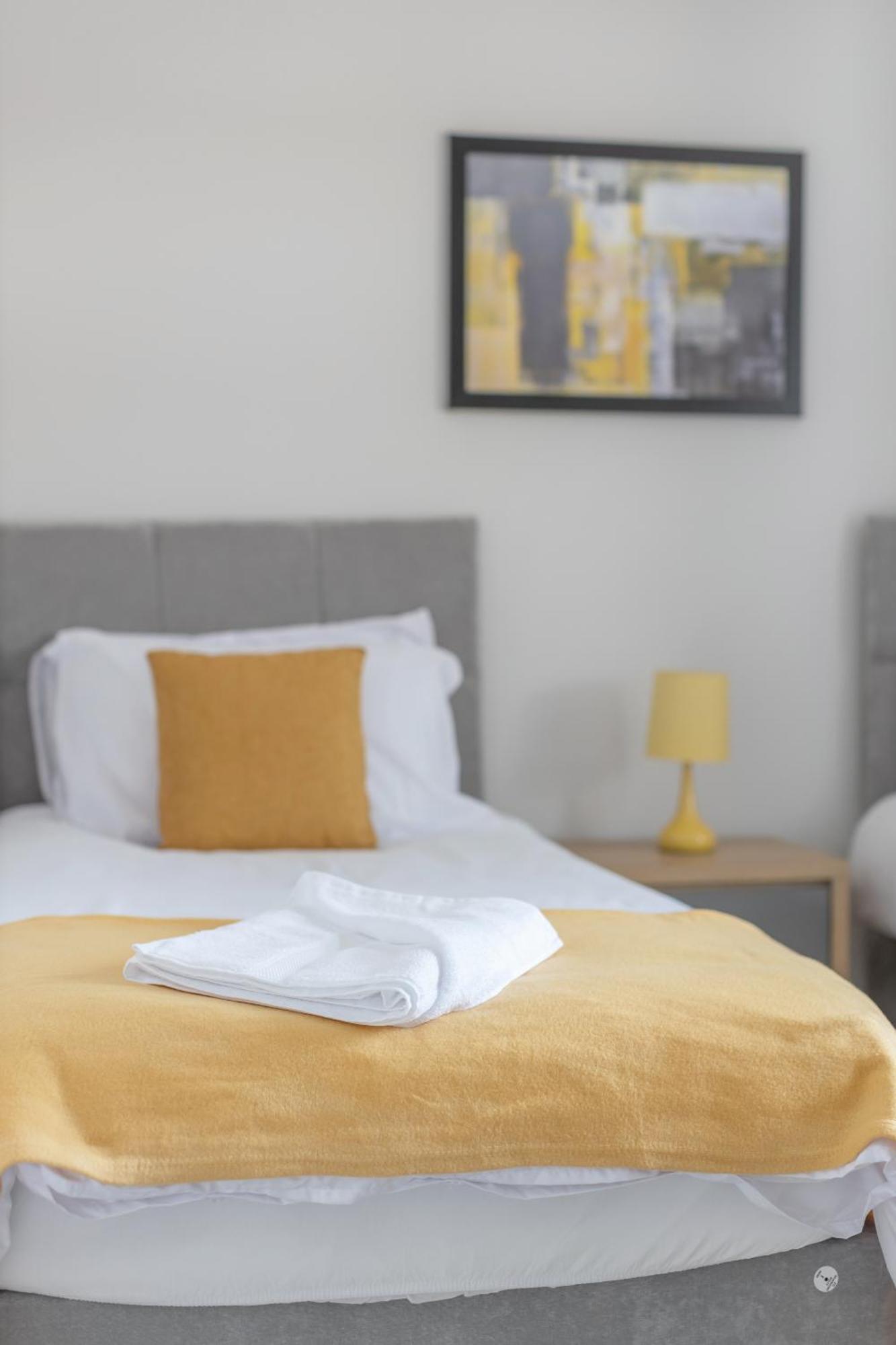 Opp B'Ham - Freshly Refurbished Walls And Carpets! Big Savings Booking 7 Days Or More! Apartment Marston Green Exterior photo