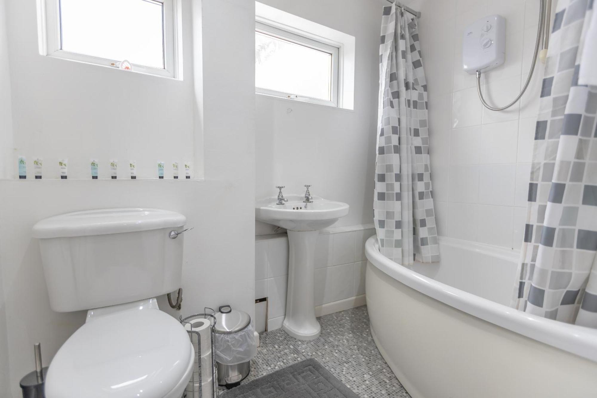 Opp B'Ham - Freshly Refurbished Walls And Carpets! Big Savings Booking 7 Days Or More! Apartment Marston Green Exterior photo